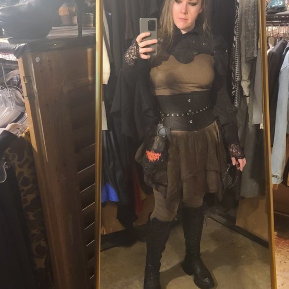 Meet your Posher, Nicole - Picture 2 of 7